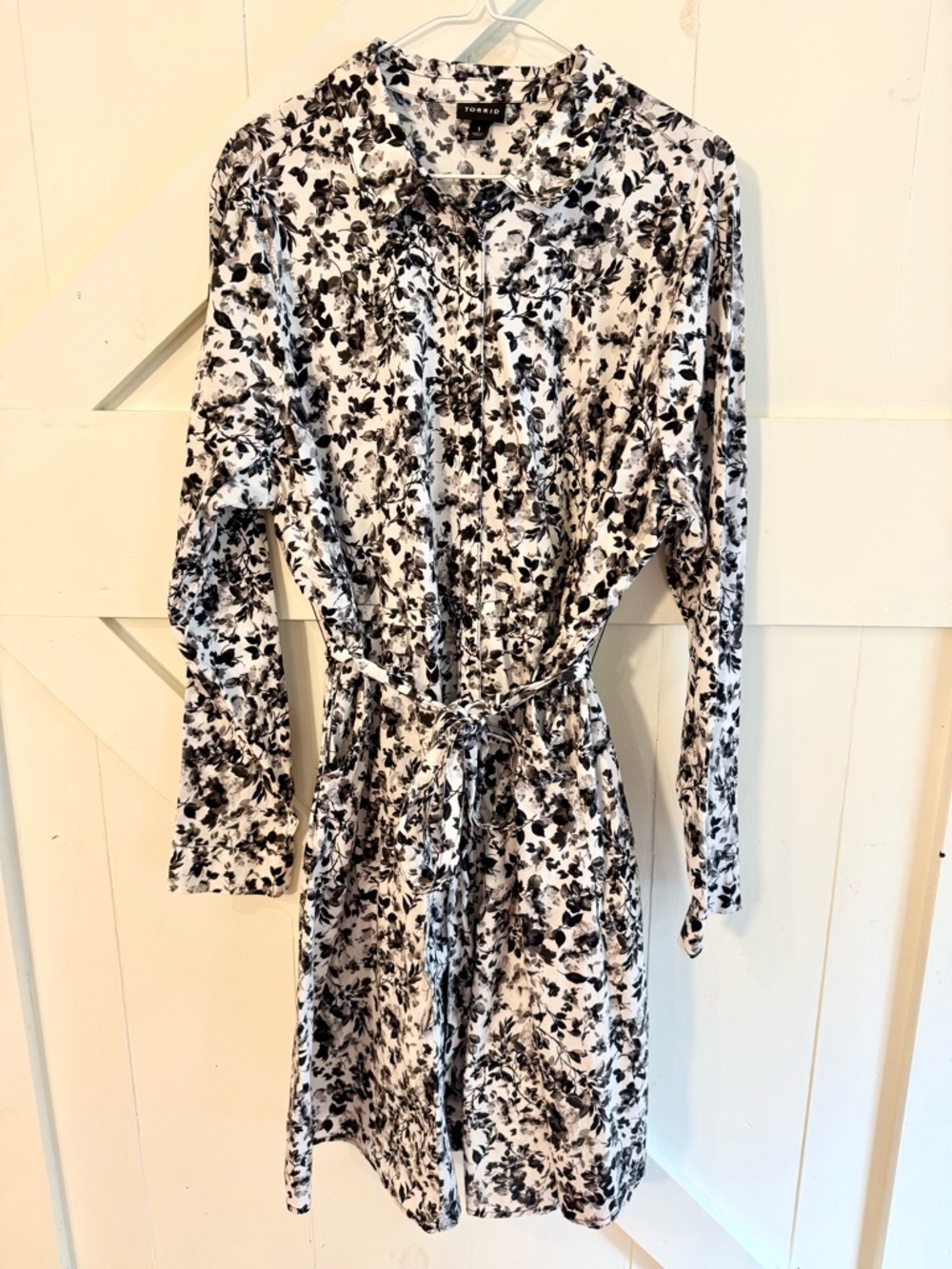 Torrid Size 1 (US 14/16) Black White Floral Shirt Dress Belted Pockets